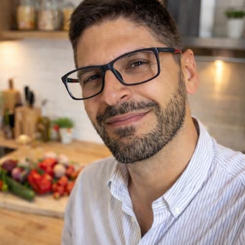 antonio ortega en la cocina en formato cuadrado